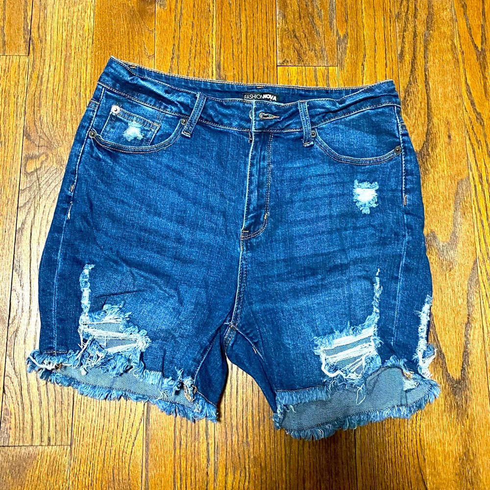Blue jeans for women from Fashion Nova